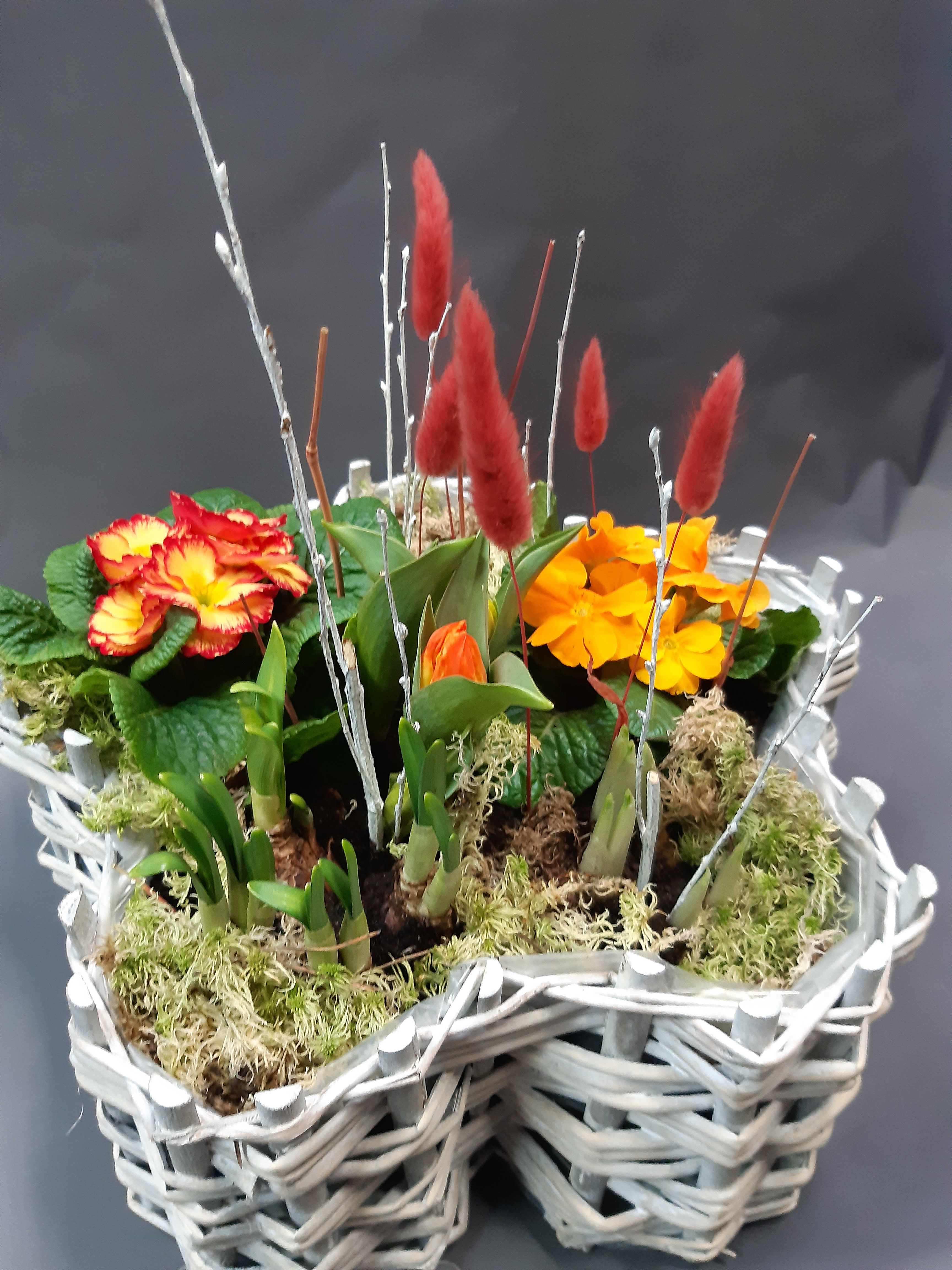 Bepflanzter Blumenkorb mit Blumen der Saison für draußen